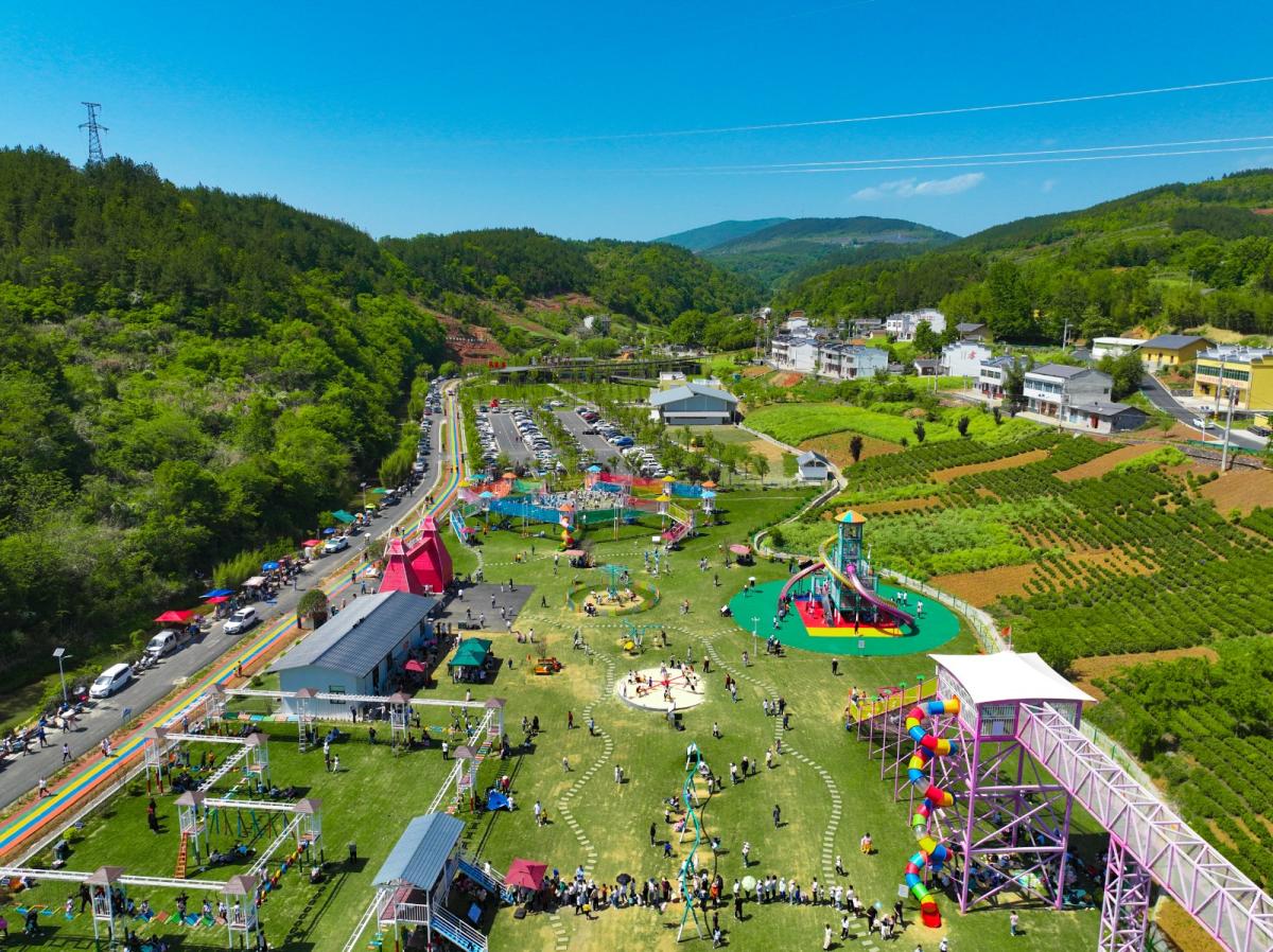 五福龙井旅游区游客如织.jpg