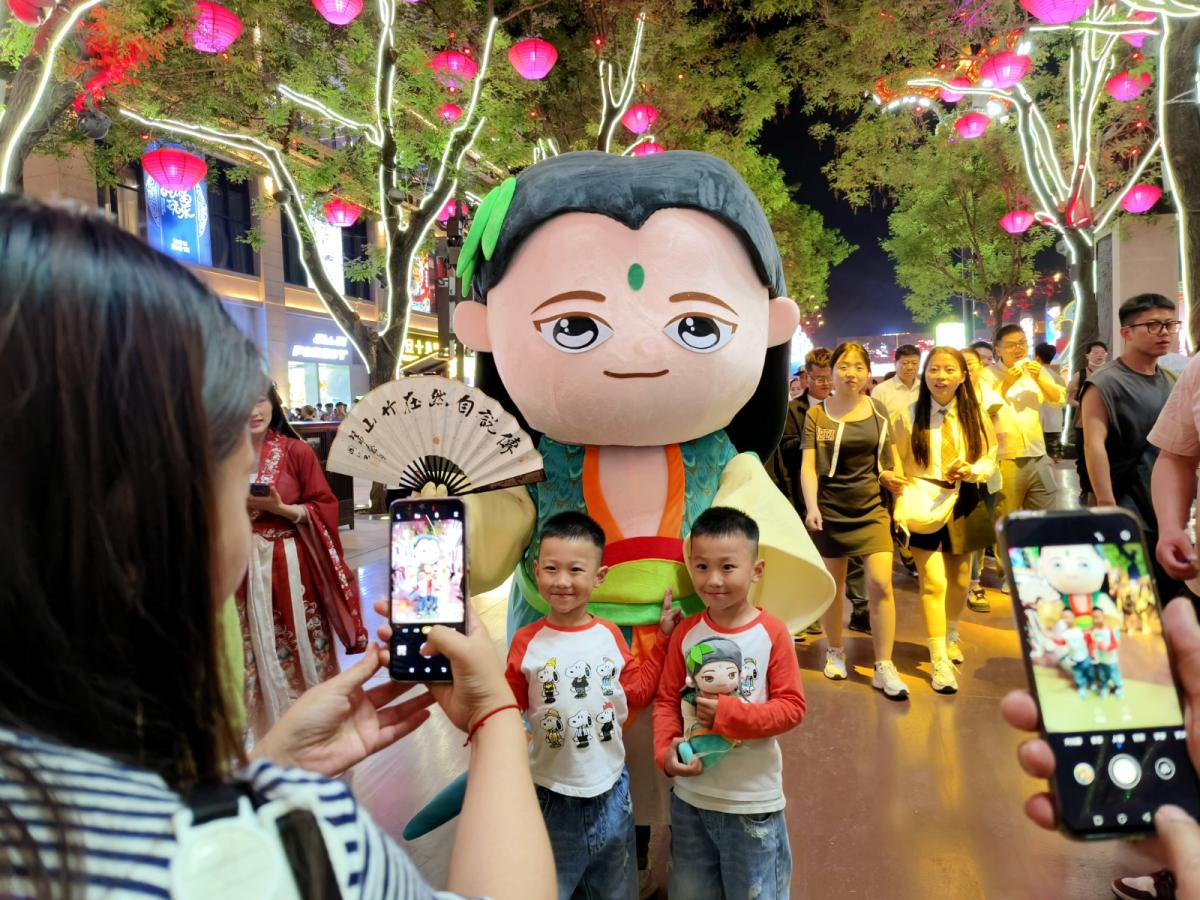 竹潇潇火爆西安大唐不夜城.jpg